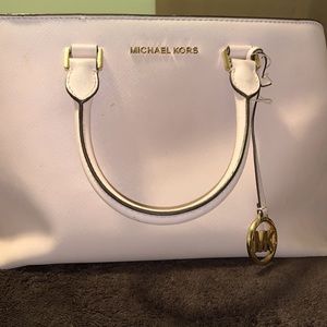 I am selling my Michael kors oversized bag no longer in use